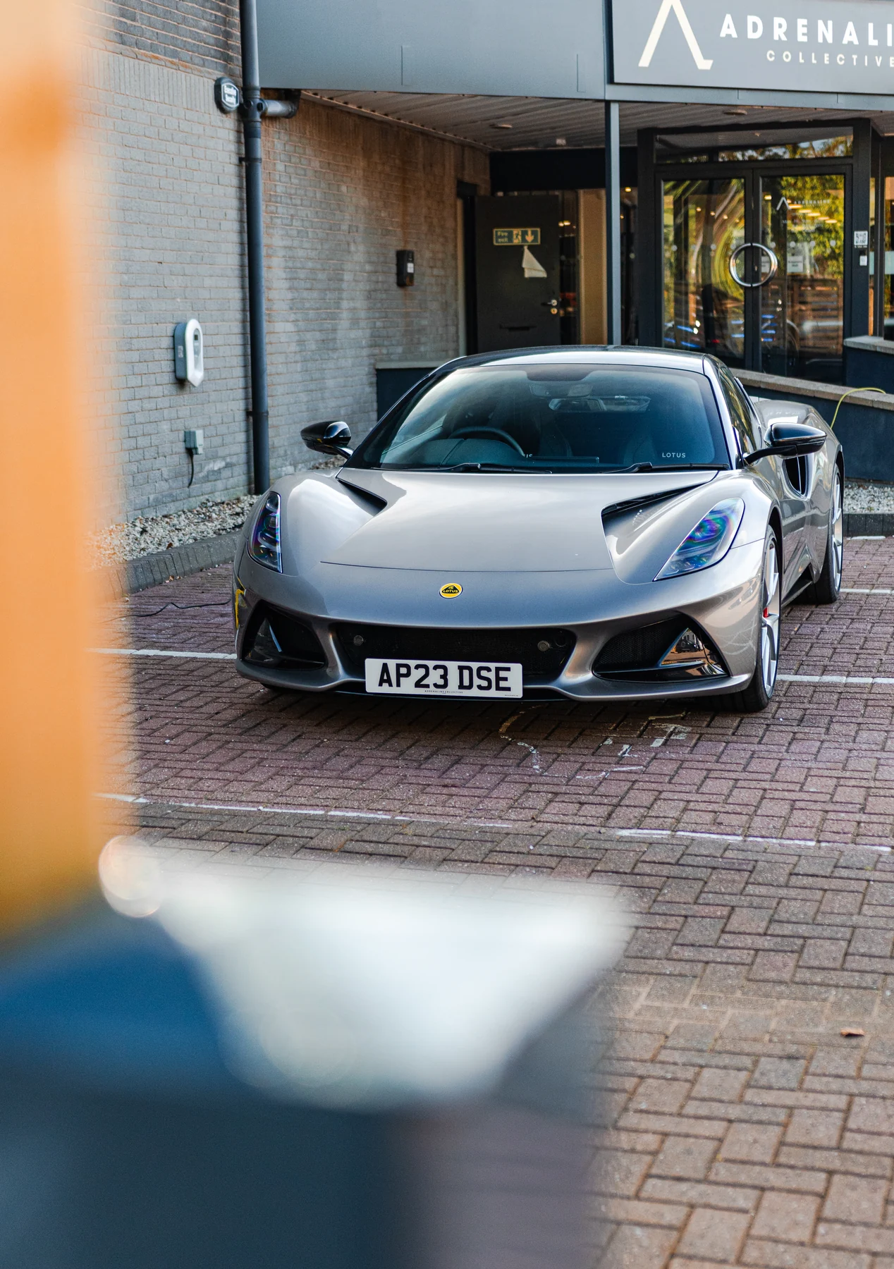 Lotus Emira trong bộ ảnh chăm sóc xe Gyeon